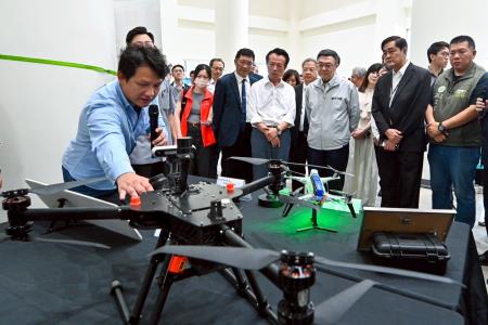 2025年5月17日行政院長卓榮泰參訪亞洲無人機AI創新應用研發中心S__139690048_0.jpg